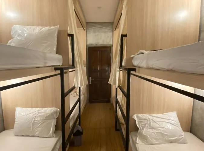 Reddoorz Holistic Pod Hostel Kuta